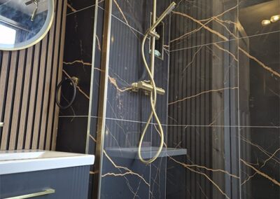 A WOW Effect Gold & Black Bathroom